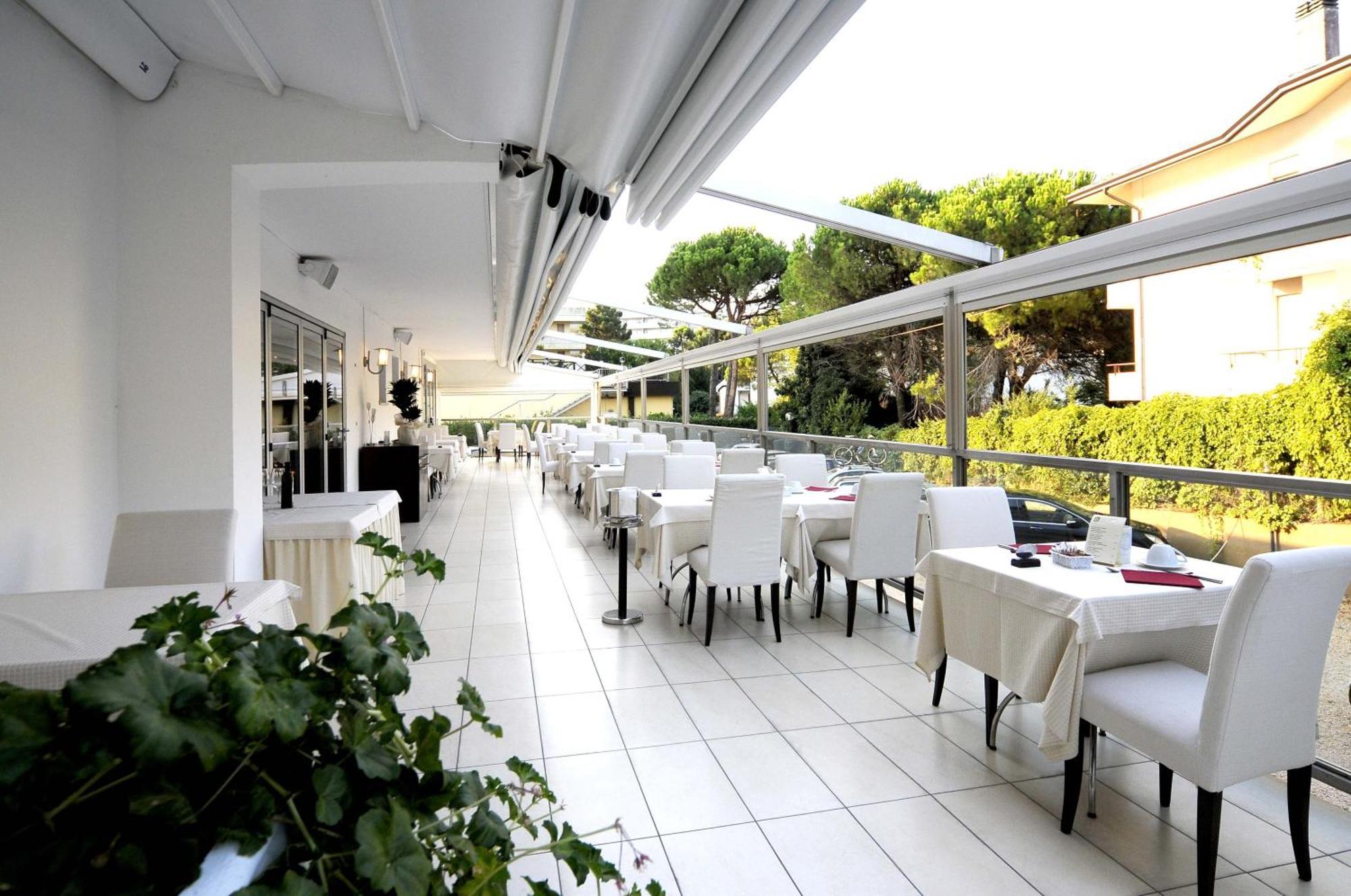 Hotel Rex ลินญาโน ซับเบียโดโร ภายนอก รูปภาพ