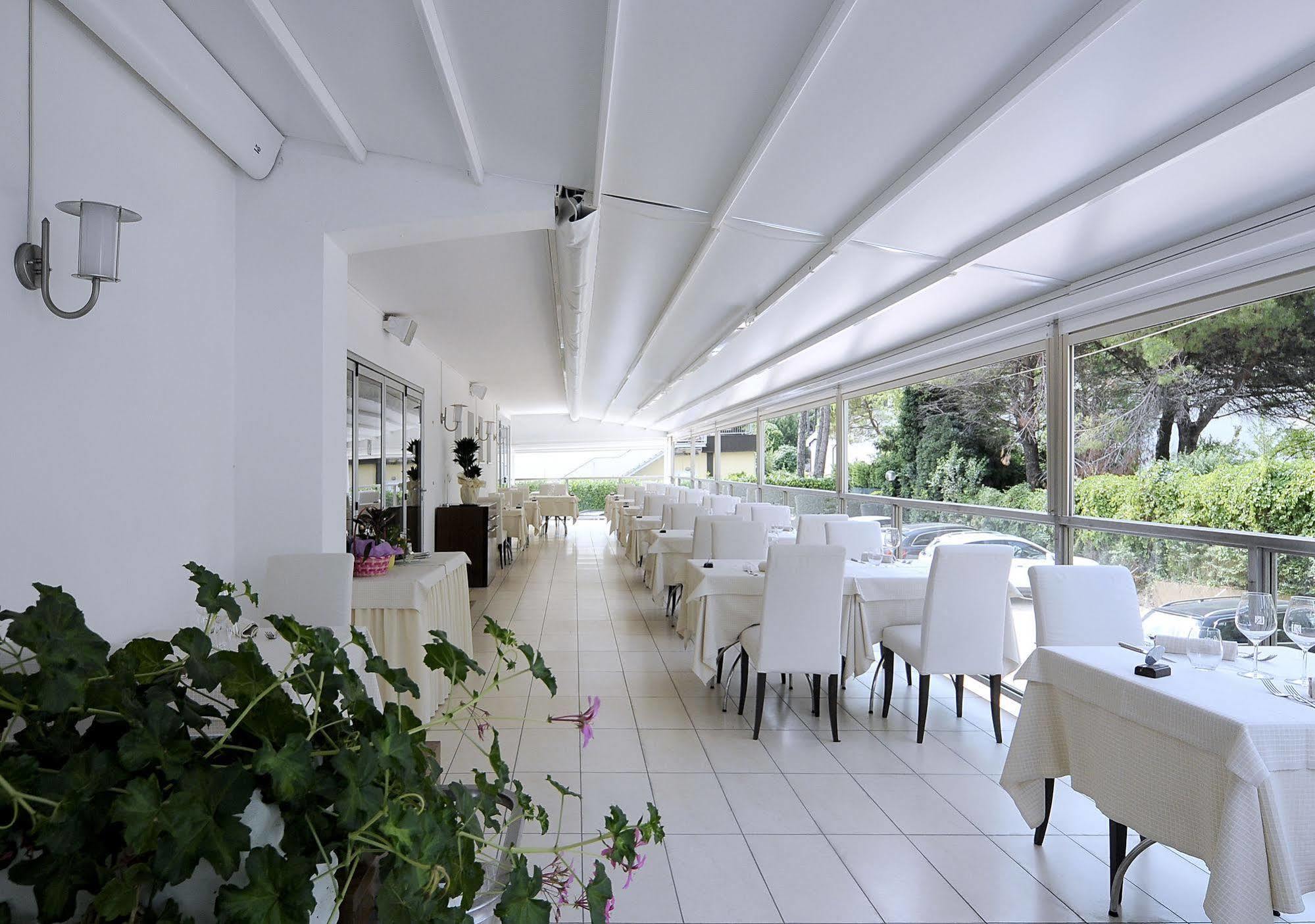 Hotel Rex ลินญาโน ซับเบียโดโร ภายนอก รูปภาพ